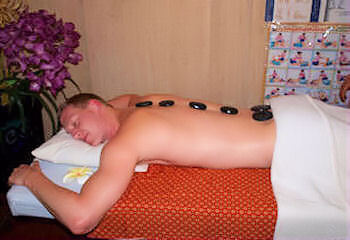 traditionele Hotstone massage bij Chokdee Massage in Alkmaar